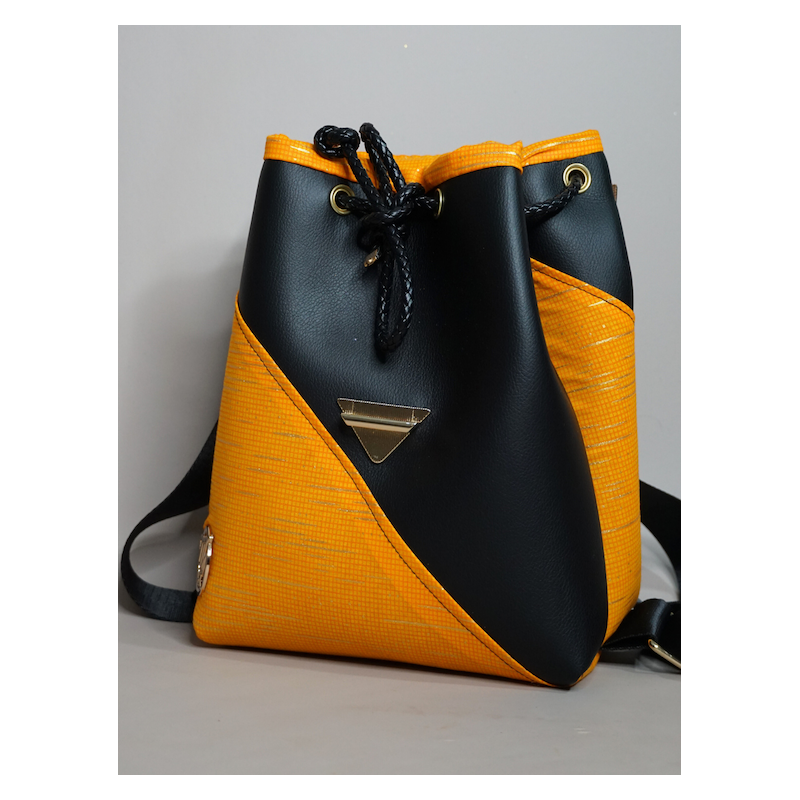 Sac à dos mini Orange & Noir – Élégance artisanale | The Mad Shop